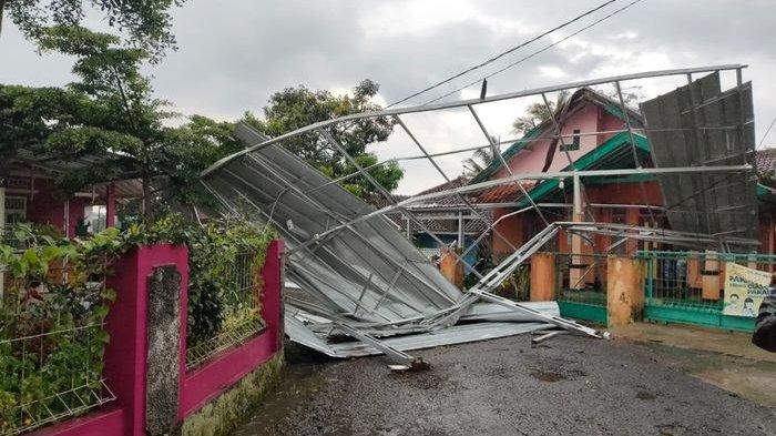 Angin Puting Beliung Terjang Sumedang, Puluhan Rumah Penduduk di Situraja Rusak, Tak Ada Korban Jiwa - Tribunjabar.id