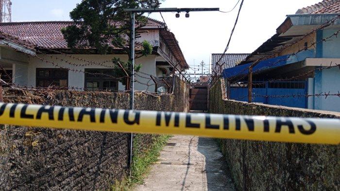 Penampakan mulut gang untuk menuju kediaman bos narkoba kelas kakap di Dusun Cilengkrang, Kelurahan Situ, Kecamatan Sumedang Utara, Sumedang, Jumat (17/5/2024).