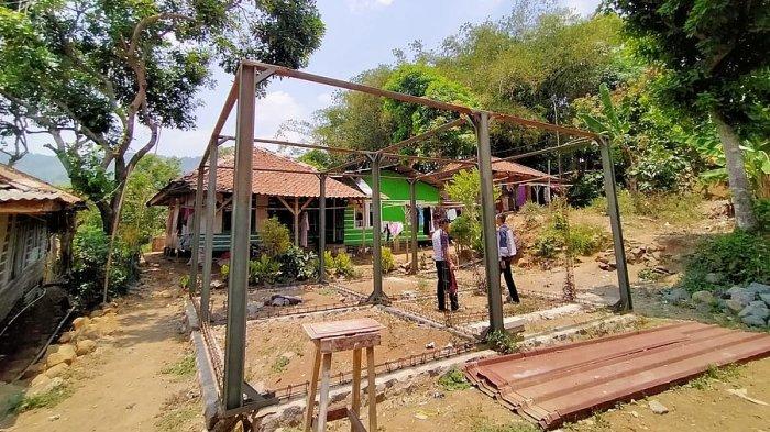 Penbangunan rumah terdampak gempa di Kampung Cidulang, Desa Sukamahi, Kecamatan Sukaresmi, Kabupaten Cianjur yang terbengkalai, Kamis (12/10/2023).
