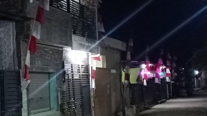 Rumahnya di Komplek Bumi Sari Indah Blok M, nomor 2, Desa Manggahang, Kecamatan Baleendah, Kabupaten Bandung yang merupakan rumah orangtua teroris yang ditangkap di Bekasi, Senin (14/8/2023). Rumah ini ikut digeledah polisi, Senin (14/8/2023).