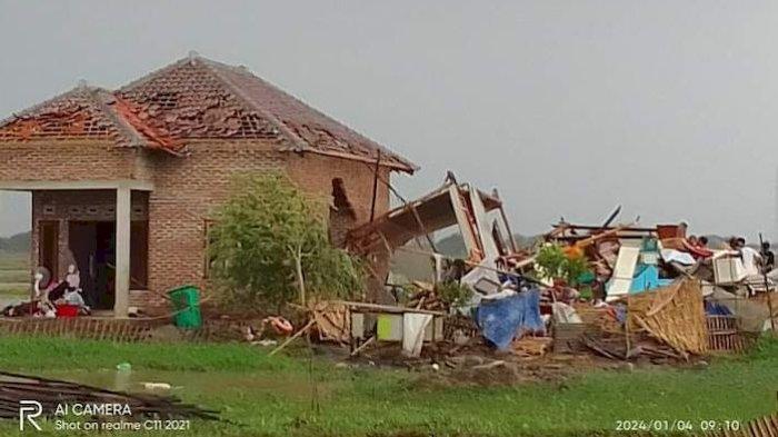 Tangkapan layar kondisi rumah warga usai diterjang angin puting beliung, Kamis (4/1/2024).
