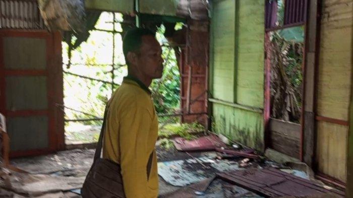 RUMAH REYOT - Ketua RT 01, Surianto saat memperlihatkan kondisi rumah yang ditempati Nenek Zaimah di Gang Ikhlas, Jalan Tirtonadi, Kelurahan Sri Meranti, Kecamatan Rumbai, Kota Pekanbaru, Riau, Rabu (12/2/2025). (KOMPAS.com/Idon Tanjung)