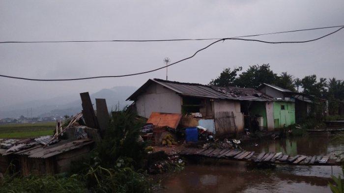 rumah yang tertimpa rumah yang tersapu dan terangkan angin puting beliung