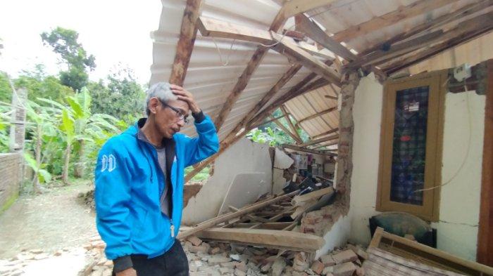 Apep (50) sedang melihat kondisi rumahnya yang ambruk akibat gempa bumi di RT 01 RW 03, Kelurahan Cipameungpeuk, Kecamatan Sumedang Selatan, Kabupaten Sumedang, Selasa (1/1/2024)