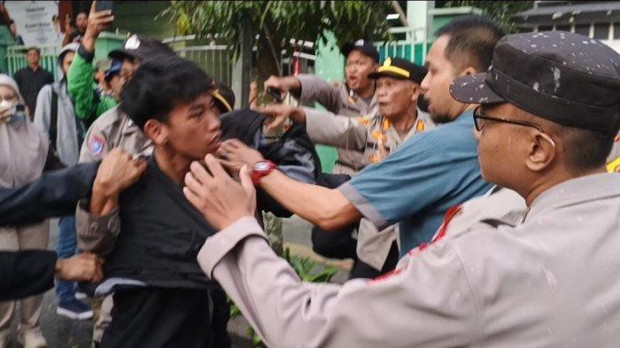RUSUH - Unjuk rasa cabut revisi UU TNI di depan gedung DPRD Kota Sukabumi, berakhir ricuh, Senin, (24/03/2025) sore.