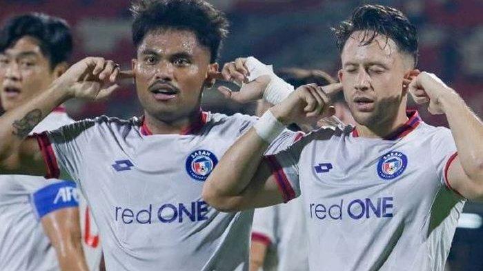 Dua pemain Sabah FC, Saddil Ramdani (kiri) dan Darren Lok, melakukan selebrasi