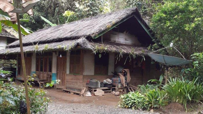 Salah satu rumah di Kampung Kuta mengandalkan antena parabola.