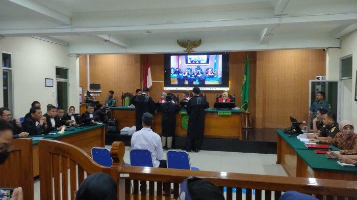 Sidang Peninjauan Kembali (PK) Sudirman, salah satu terpidana dalam kasus pembunuhan Vina, kembali digelar di Pengadilan Negeri (PN) Cirebon, Rabu (2/10/2024).