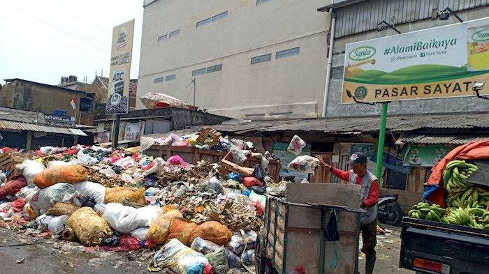 Sampah menggunung di Pasar Sayati, Kecamatan Margahayu, Kabupaten Bandung, Selasa (28/8/2023), menjadi pemandangan menjijikan, Selasa (29/8/2023).