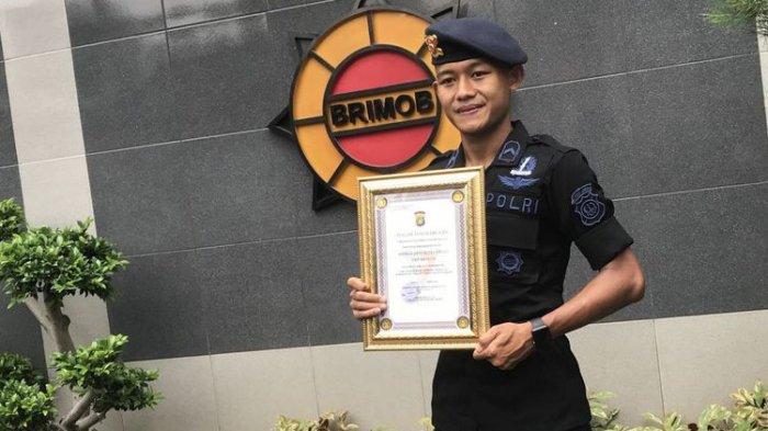 Bripda Sani Rizki anggota Satuan Brimob Polda Metro Jaya menerima sertifikat apresiasi atas prestasinya mengharumkan nama bangsa saat tergabung dalam Timnas U-22 Piala AFF 2019. Piagam apresiasi tersebut ia terima, Jumat (1/3/2019).