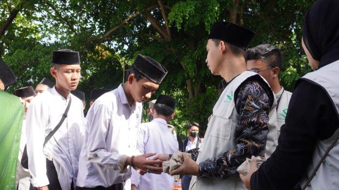 Ribuan Ulama dan Santri Nikmati Makanan Bergizi Gratis di Ijtima Tijani Garut