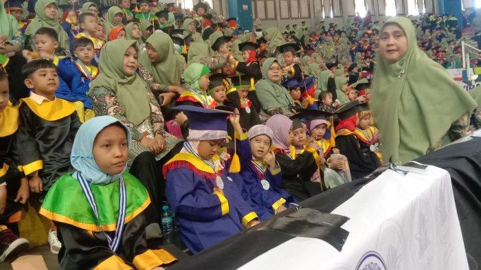 Santri duduk di tribun menunggu prosesi wisuda
