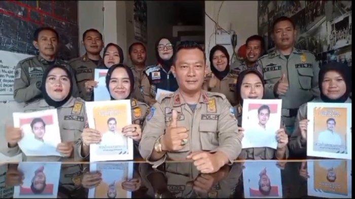 Viral tiga belas anggota Satpol PP di Garut dukung salah satu cawapres Pilpres 2024, sebut Indonesia butuh pemimpin muda. Pihak Satpol PP Garut saat ini sedang melakukan investigasi.