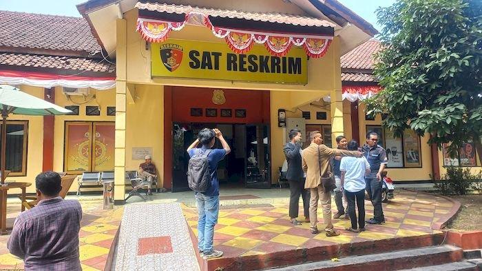 Sejumlah awak media menungu keterangan polisi di Satreskrim Polres Sukabumi, terkit viral di media sosial seorang ayah menyiksa dua orang anak perempuannya gara-gara sering meminta jajan, Senin (28/8/2023). 
