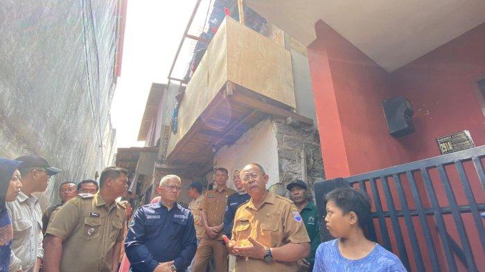 Sekda Kota Cimahi, Dikdik Suratno Nugrahawan saat meninjau rumah viral yang Dihuni 18 KK 46 Jiwa, Selasa (9/7/2024). Rumah tersebut terletak di Kampung Cisurupan, RT 2/3, Kelurahan Citeureup, Kecamatan Cimahi Utara, Kota Cimahi