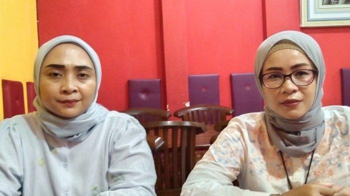 Tina Nuryani (kiri), didampingi penasihat hukumnya Khikmah. Tina Nuryani mempermasalahkan laki-laki yang tak ada hubungan pernikahan tapi bisa menguasai aset mendiang ibunya.