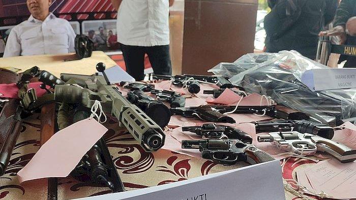 Polda Jabar memperlihatkan puluhan senjata api ilegal yang disita dari sebuah rumah di Kawasan Cimenyan, Kabupaten Bandung dalam jumpa pers, Rabu (26/3/2024).