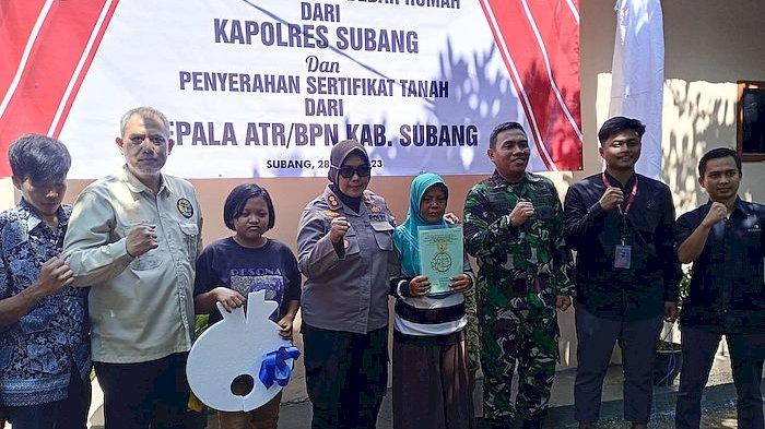 Kapolres Subang AKBP Sumarni, Kepala BPN Subang, Dandim, perwakilan PT Wijaya Instan Nuryasa, perwakilan PT Eco Paper Indonesia, dan staf Kementerian Sosial hadir di  serah terima rumah renovasi, di Cibogo, Subang, Rabu (28/6/2023)