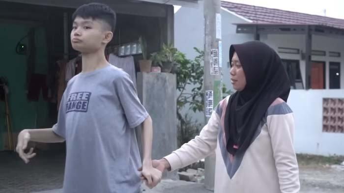 Siti Aisyah, mantan TKW asal Karawang yang membawa pulang Sha Wang, anak majikannya di Taiwan. Sha Wang yang berusia 26 tahun ini merupakan pengidap down syndrome.