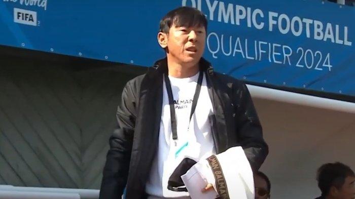 Pelatih Timnas Indonesia Shin Tae-yong beranjak dari bench setelah dikartu merah di pertandingan Indonesia vs Guinea di Playoff Olimpiade 2024 Paris di Clairefontaine, Paris, Prancis, Kamis (9/5/2024). Indonesia kalah 0-1 setelah mendapat dua penalti.
