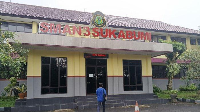 GEDUNG MANTI - Sekolah Menengah Atas Negeri 3 (SMANTI) Kota Sukabumi. Viral siswa Sekolah Menengah Atas Negeri 3 (SMANTI) Kota Sukabumi melakukan aksi penolakan seorang guru yang diduga melakukan pelecehan seksual terhadap siswanya, Senin (14/04/2025)
