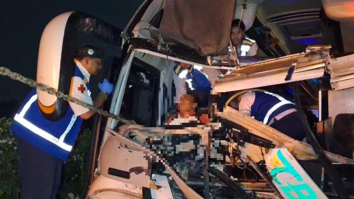EVAKUASI SOPIR TERJEPIT - Proses evakuasi sopir terjepit dalam kecelakaan maut yang terjadi di ruas jalan Tol Cipularang KM 72 B, wilayah Kecamatan Babakancikao, Kabupaten Purwakarta, Jumat (11/07/2025) sekitar pukul 01.00 WIB.