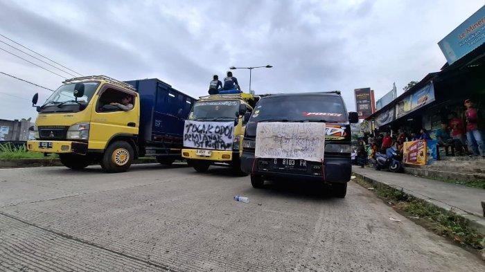 SOPIR TRUK - Ribuan sopir truk di seluruh wilayah Kabupaten Bandung memblokade akses jalan exit tol Soreang-Pasir Koja (Soroja) pada Kamis (19/6/2025). Tribun Jabar / Adi Ramadhan Pratama.