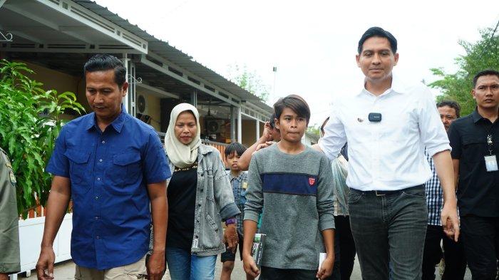 WANITA JADI BURUH - Bupati Indramayu, Lucky Hakim saat mengunjungi Sopyah, wanita di Indramayu yang terpaksa berpenampilan laki-laki demi bisa bekerja buruh bangunan, Selasa (2/6/2025)