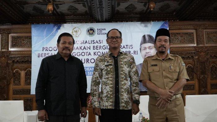 SOSIALISASI MBG - Komisi IX DPR RI dan  mitra kerja Badan Gizi Nasional (BGN) memberikan pemahaman kepada ratusan peserta yang hadir dalam sosialisasi program MBG di  Gedung serbaguna Istanaku, Bekasi Selasa, 29 April 2025. Acara sosialisasi program MBG dihadiri oleh Anggota Komisi IX DPR RI, Nuroji, Tenaga Ahli Badan Gizi Nasional Ade Tias Maulana, serta tokoh masyarakat setempat.