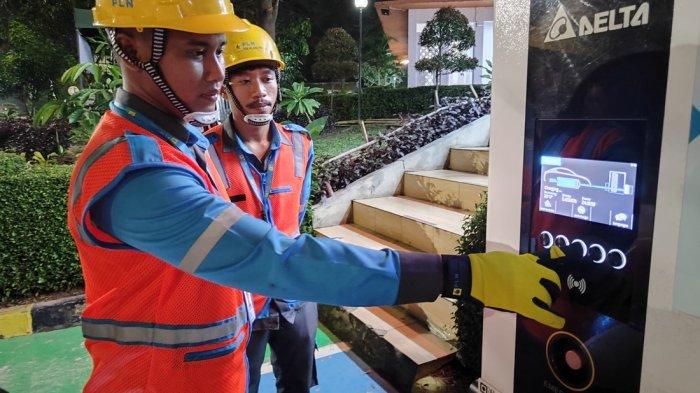 SPKLU JALUR MUDIK - Petugas PLN di SPKLU Tol Cikampek Palimnanan saat bertugas di Rest Area KM 86, Sabtu(22/3/2025).