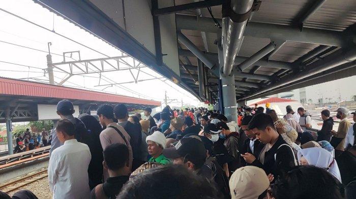 Pendukung AMIN di Stasiun Kampung Bandan, Sabtu (10/2/2024).