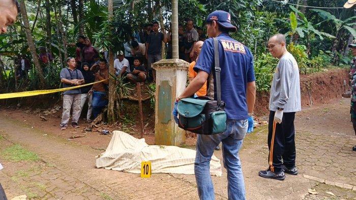 Polisi bersiap mengevakuasi potongan tubuh seorang perempuan yang dibunuh suaminya di Blok Cimeong, Dusun Sindangjaya, Rt 08, Desa Cisontrol, Kecamatan Rancah, Ciamis, Jumat (3/5/2024).
