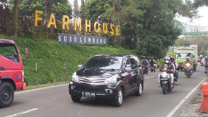 Suasana arus lalu lintas di Kawasan depan objek wisata Farm House Susu Lembang yang berlokasi di Jl. Raya Lembang No.108, Gudangkahuripan, Lembang, Kabupaten Bandung Barat,  Sabtu (13/2/2021). 