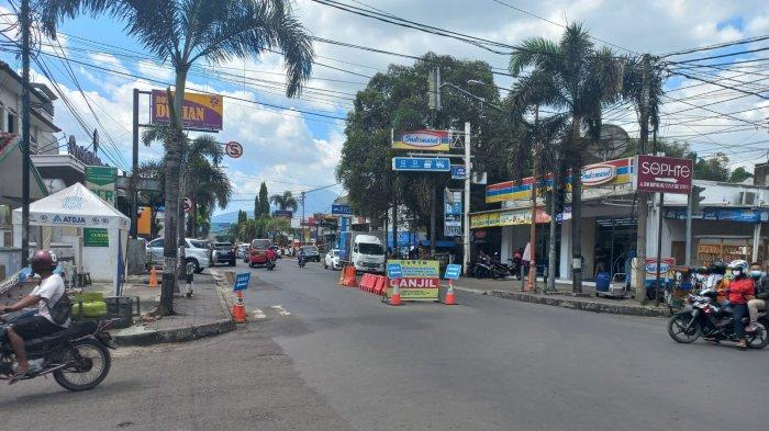 Suasana arus lalu lintas di kawasan RSUD Sumedang, Jumat (17/9/2021) siang