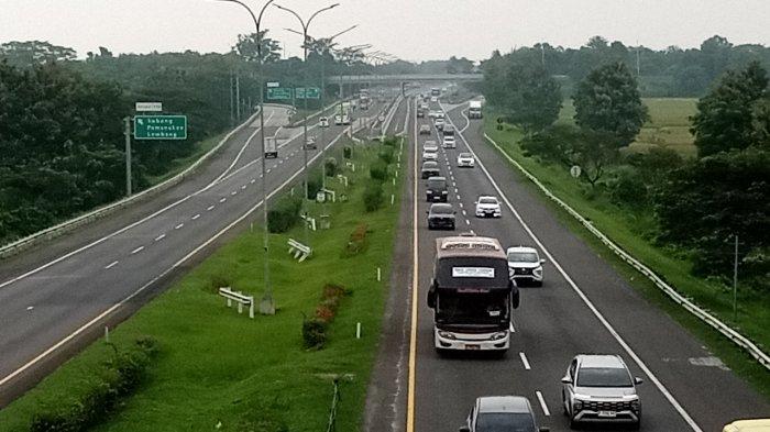 ARUS MUDIK - H-5 Lebaran, suasana arus mudik di Tol Cipali KM 110 Cilameri Subang, Rabu (26/3/2025)