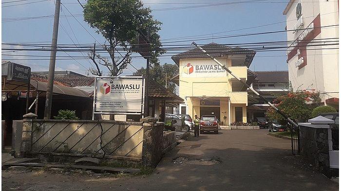 Suasana di depan Kantor Bawaslu Jabar, Jalan Turangga No 25, Kota Bandung, Rabu (22/5/2019).