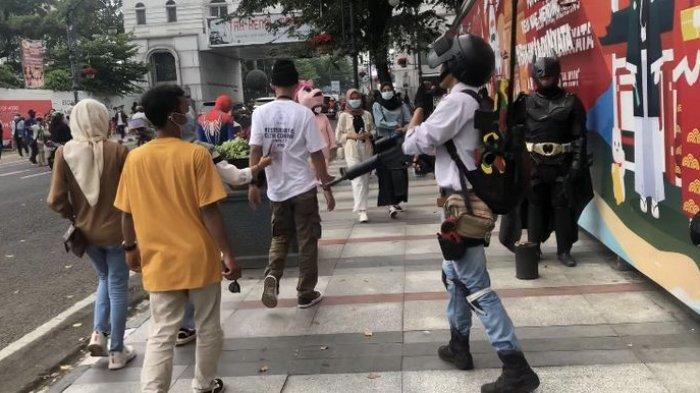 Suasana di Jalan Asia Afrika Kota Bandung, Senin (17/5/2021). Wisatawan masih ramai meski di hari kerja pertama setelah libur Lebaran.