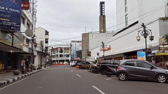 Suasana di Jalan Braga pendek Kamis (31/12/2020) sore. Terlihat sepi. Petugas sudah menutup jalan ini.