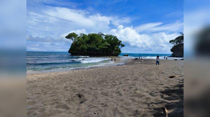 Suasana Pantai Madasari, Pangandaran, Jawa Barat, Minggu (14/11/2021).