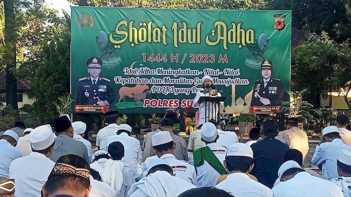 Suasana Sholat Idul Adha Jajaran Polres Subang bersama warga Masyarakat. Foto : Tribunjabar.id / Ahya Nurdin