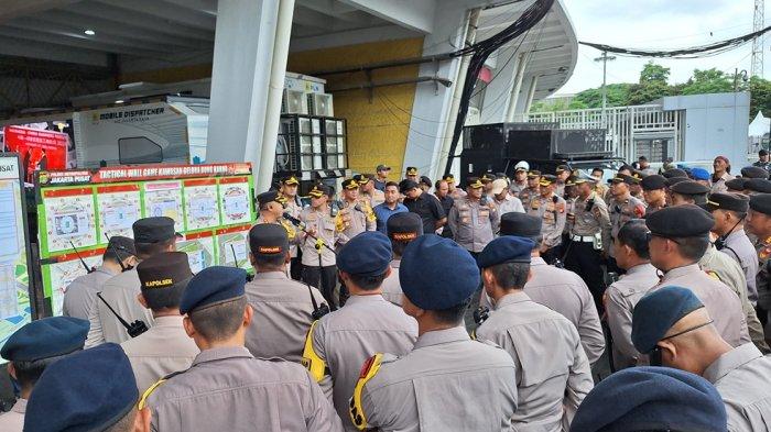 PENGAMANAN STADION GBK - Kombes Pol Susatyo Purnomo Condro saat memberikan arahan kepada anggotanya terkait keamanan laga Timnas Indonesia vs Bahrain yang akan bergulir malam ini di SUGBK, Senayan, Jakarta, Selasa (25/3/2025). Tribunnews/Abdul Majid
