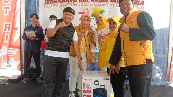 Kang Sugih dan istri Nina Herlina memberikan sumbangan speaker portable