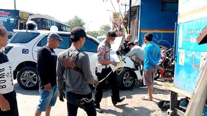 Tabrakan beruntun terjadi di Jalan Raya Garut-Bandung, tepatnya di kawasan Linggajaya, Desa Mekargalih, Kecamatan Jatinangor, Kabupaten Sumedang, Senin (7/8/2023) pagi