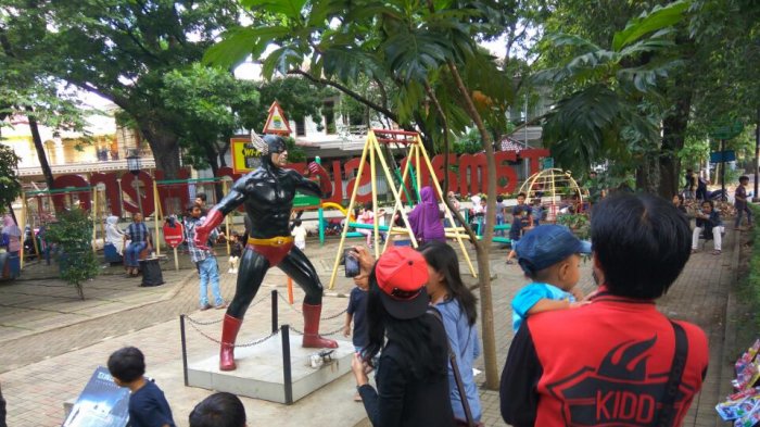 Pengunjung Taman Super Hero 