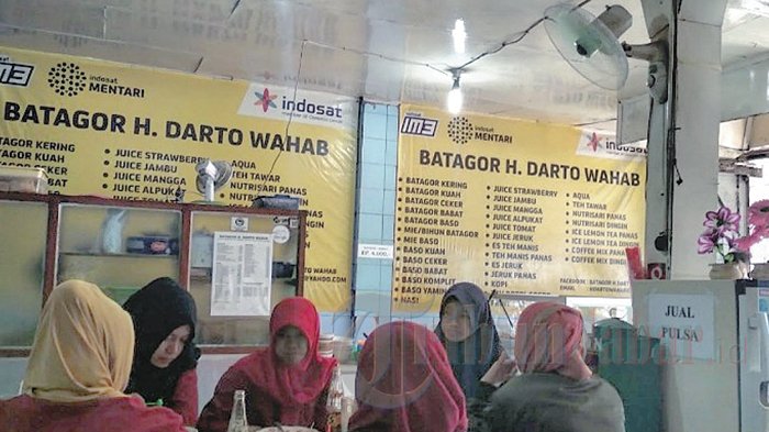 Tampak beberapa pengunjung sedak asyik menikmati sajian Batagor H Darto dan beberapa menu lainnya.