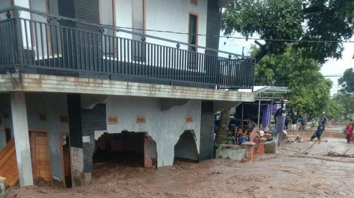 Tanggul Sungai Cisunggalah di Desa Panyadap, Kecamatan Solokanjeruk, Kabupaten Bandung, jebol pada Kamis (21/11/2024), pukul 17.00 WIB. Layar tanggap.