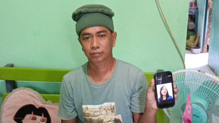 TKW ASAL CIREBON - Apandi (42), warga Kampung Karang Baru RT 3 RW 3, Kelurahan Sunyaragi, Kecamatan Kesambi, Kota Cirebon yang tengah menunjukkan kakak kandungnya bernama Tasmi yang telah meninggal dunia di Malaysia sebagai PMI namun tidak bisa memulangkan jenazahnya karena terbentur biaya.