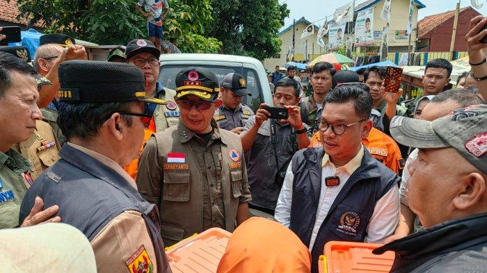 Wakil Ketua Komisi VIII DPR RI, Tubagus Ace Hasan Syadzily, saat meninjau lokasi banjir di Dayeuhkolot, Kabupaten Bandung, Senin (15/1/2024).