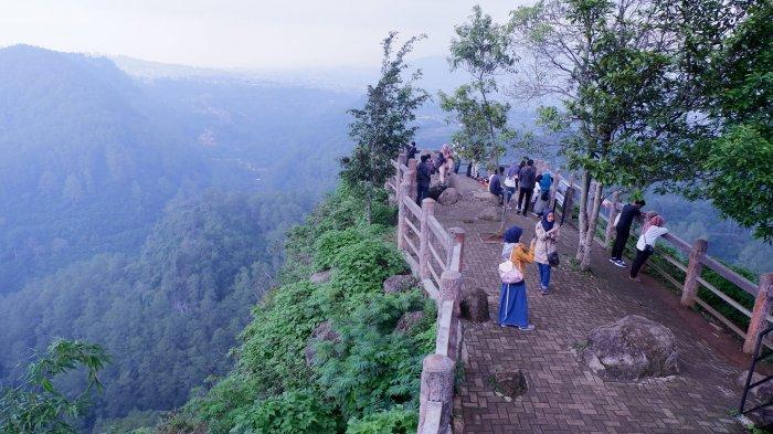 Tebing Keraton, Merasakan Kesejukan Bandung dan Memandang Sesar Lembang dari Tepi Jurang