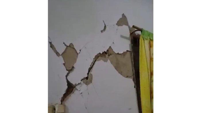 Rumah yang rusak di Kampung Rancamanyar, Desa Margamukti, Kecamatan Pangalengan, Kabupaten Bandung akibat Gempa Garut, Sabtu (27/4/2024) malam.